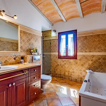 In Center Of With Pool And Jacuzzi Willa *