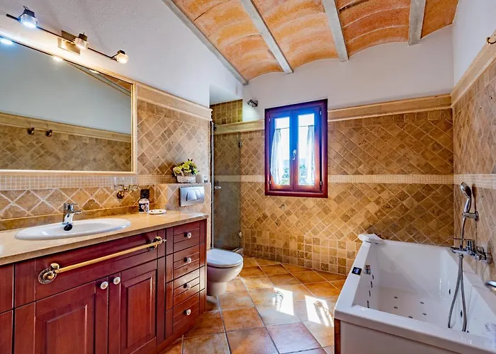 In Center Of With Pool And Jacuzzi Villa *